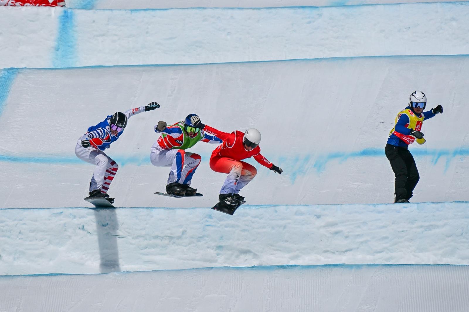 Julian Furrer im Snowboard Cross Rennen